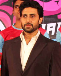 Abhishek introduces Jaipur Pink Panthers Kabaddi team