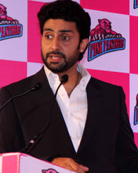 Abhishek introduces Jaipur Pink Panthers Kabaddi team