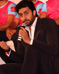 Abhishek introduces Jaipur Pink Panthers Kabaddi team