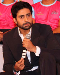 Abhishek introduces Jaipur Pink Panthers Kabaddi team