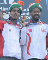 Gopi T, Nitenrra Singh Rawat and Kheta Ram hold their medals