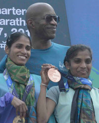 Edwin Moses with Indian athletes Lalita Babar, Sudha Singh, OP Jaisha