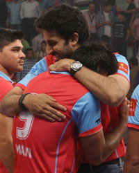 Abhishek Bachchan with his team Jaipur Pink Panthers