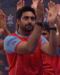 Abhishek Bachchan with his team Jaipur Pink Panthers