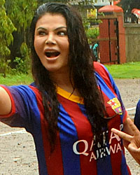 Brazilian singer Carlyta Mouhini and Rakhi Sawant