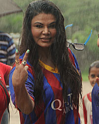 Brazilian singer Carlyta Mouhini and Rakhi Sawant