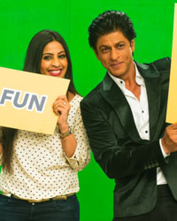 Shah Rukh Khan with Yaar Mera Superstar host Garima Kumar