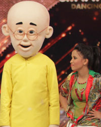 Nickelodeon toons Motu and Patlu on the Sets of Jhalak Dikhhla Jaa 7