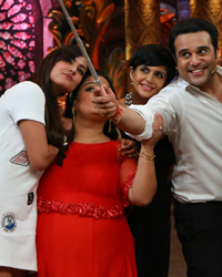 Sonal Chauhan, Bharti Singh, Mandira Bedi, Krishna Abhishek, Ankit Tiwari and Kumar Sanu