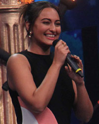 Sonakshi On The Sets of Indian Idol