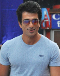 Sonu Sood on the sets of Entertainment Ke iye Kuch Bhi Karega to Promote Happy New Year