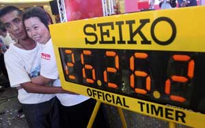 26 couples set Guinness record for longest hug