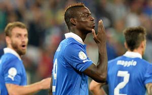 Mario Balotelli demands reward of kiss from Queen Elizabeth II