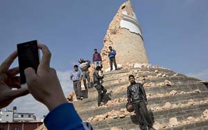 Modern tragedy: Quake-ravaged Nepal tower a site for selfies