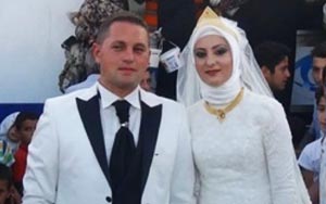 This couple spent their wedding day feeding 4,000 Syrian refugees
