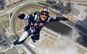Daredevil to Jump Out of an Airplane at 25,000 Feet without a Parachute