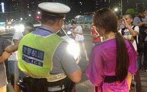Full-beam drivers in China forced to stare into the light by Police