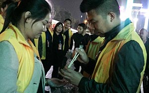 Chinese Company Forces Employees to Eat Live Worms for Not Meeting Sales Target