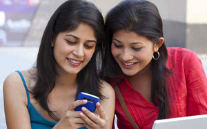 Indian women tend to spend more time on their smartphones than men