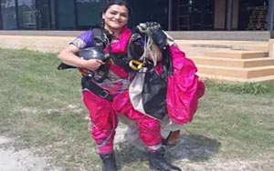 Pune woman skydives in saree, sets new record