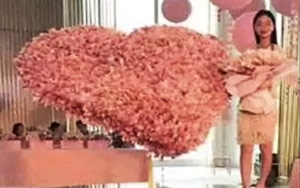 Man Gifts Girlfriend Bouquet Of Cash Worth Rs 35 Lakh