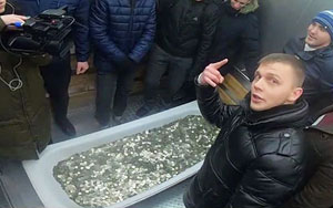 Man goes to buy iPhone XS with bathtub full of coins