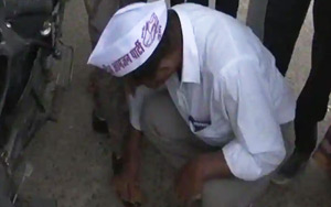 MP Polls - This candidate is polishing shoes to please voters