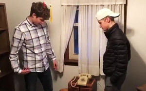 Hilarious Viral Video - 17-Year-Olds Struggling With Analogue Phone