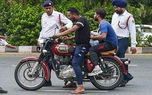 Attention bike riders! Riding two-wheeler without shoes will invite traffic challan