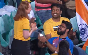 India vs Australia 2nd ODI - Indian Fan Proposes Australian Girlfriend In The Crowd at SCG