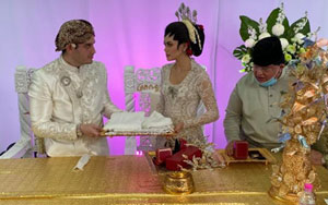 Couple Hosts 10,000 Guests At Drive-Through Wedding Amid Pandemic