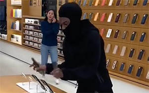 Caught On Camera: Masked Man Steals 50 iPhones From US Apple Store in Broad Daylight