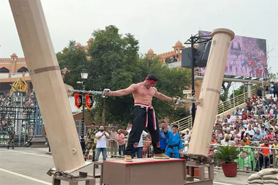 'Steel Man Of India' Vispy Kharadi Sets New Record By Holding 261 Kg Hercules Pillars