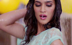 Kriti Sanon's Lip Lock!