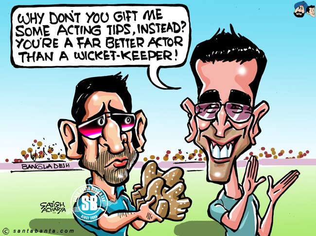 Dhoni gifts keeping gloves to Akshay Kumar!