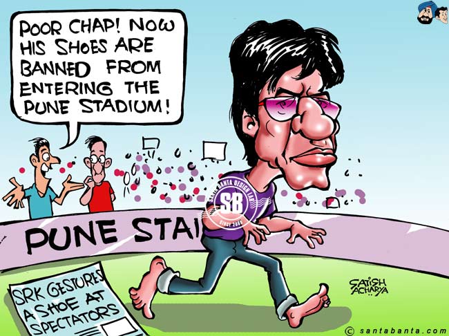 SRK gestures shoe at Pune stadium!