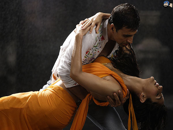 Akshay and Katrina in De Dana Dhan