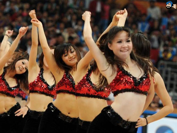 Giving American Cheerleaders A Lesson Or Two