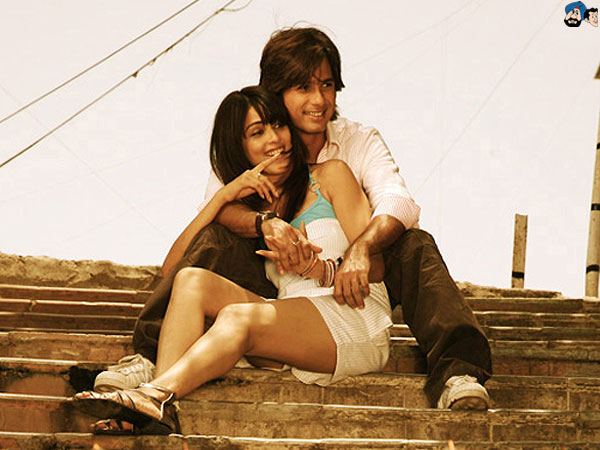 Shahid Kapoor and Genelia D'souza in Chance Pe Dance