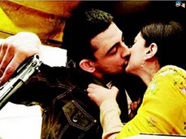 Who is Smooching?