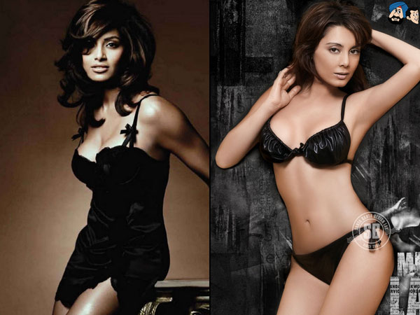 Minnisha & Bipasha - Customs Gate