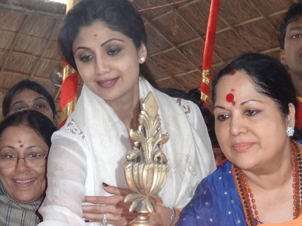 Shilpa Shetty pays a visit to Kumbh 