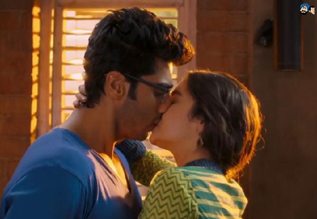 ​अर्जुन के साथ लिप-लॉक 