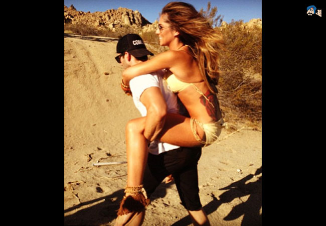 खूबसूरत अदा 