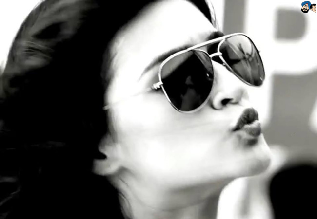 Kriti Sanon's Lip Lock!