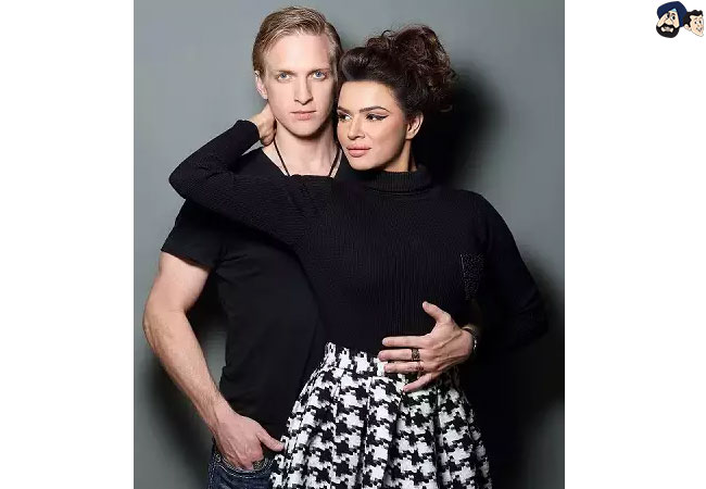 Aashka Goradia - Brent Goble