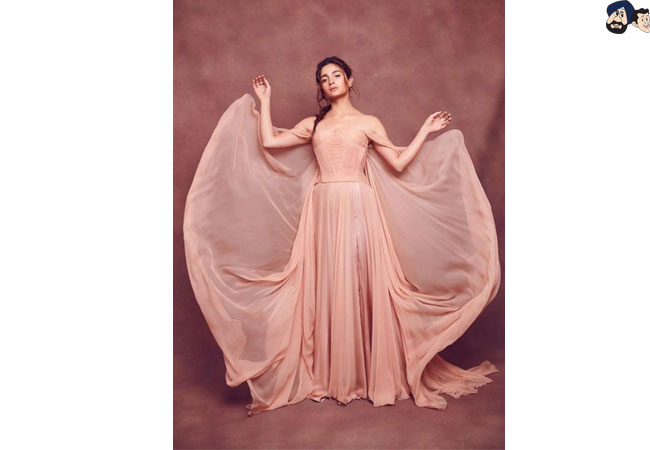 2. Alia Bhatt - IIFA 2019