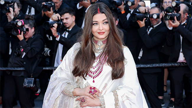 Aishwarya Rai Bachchan: Timeless Grace in Traditional Elegance
