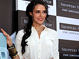 Neha Unveils Shoppers Stop Gift Card