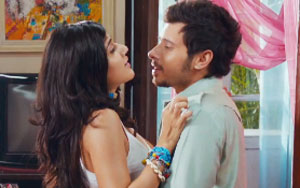 Andha Ghoda Race Mein Dauda - 'Chashme Baddoor'